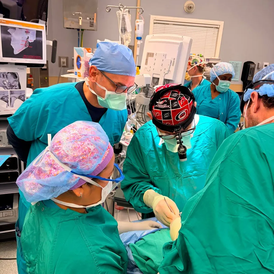 Dr. Wagner em centro cirúrgico nos EUA